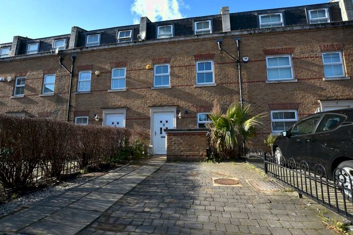Studio To Rent In Sylvan Road, Wanstead, E11