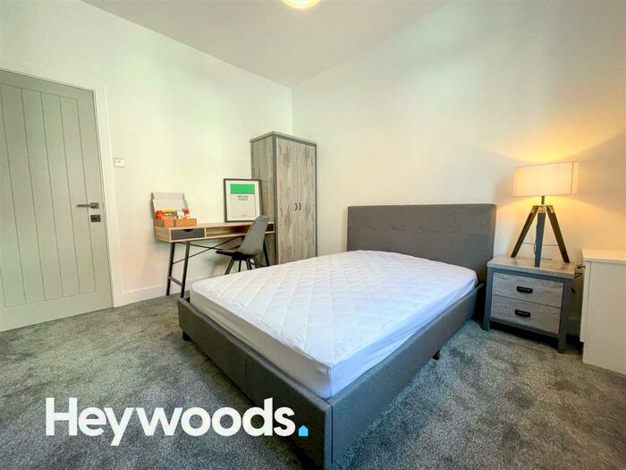 4 Bedroom End Of Terrace House To Rent In Broad Street, Newcastle-under-Lyme, ST5