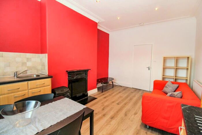 1 Bedroom Flat To Rent In Inglewood Terrace - Woodhouse, LS6