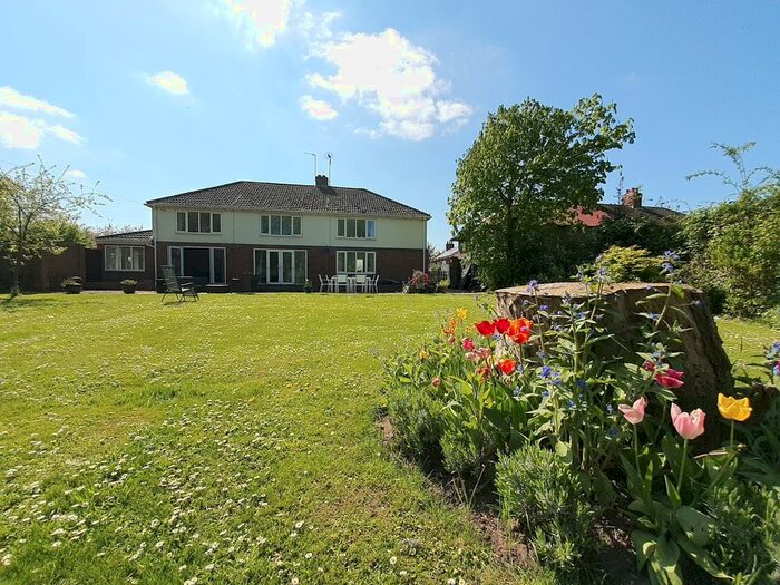 5 Bedroom Detached House For Sale In The Cottage, Trentside, Scunthorpe, Lincolnshire, DN17