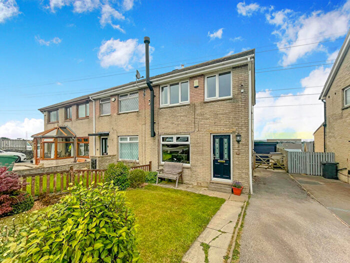 3 Bedroom End Of Terrace House For Sale In Romsey Close, Lindley, Huddersfield, Kirklees, HD3