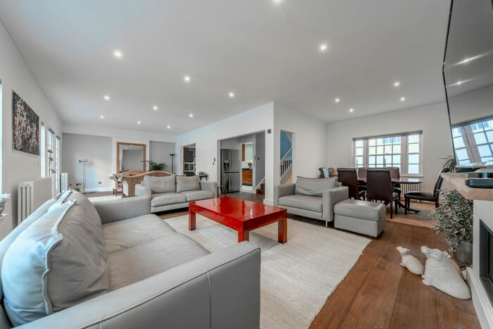 5 Bedroom Flat To Rent In Eaton Mews North, London, SW1X