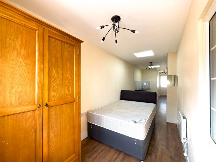 Flat To Rent In Fernside Avenue, London, NW7