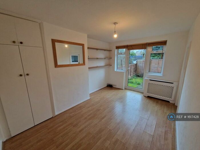 2 Bedroom Maisonette To Rent In Station Close, London, N3
