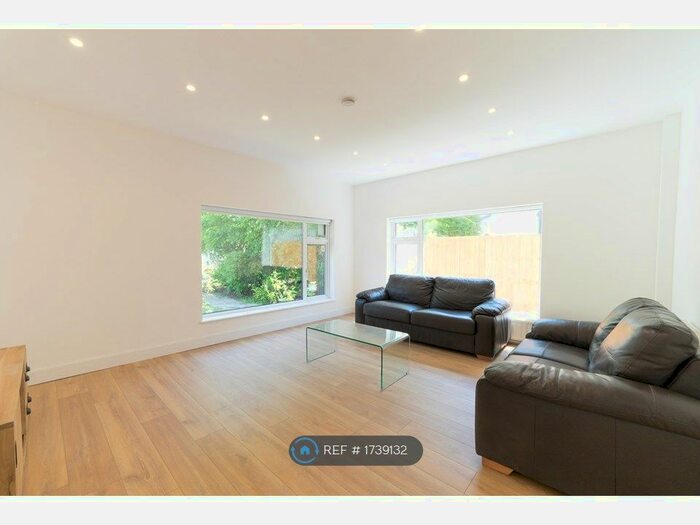 3 Bedroom Bungalow To Rent In Harold Wood, Harold Wood, RM3