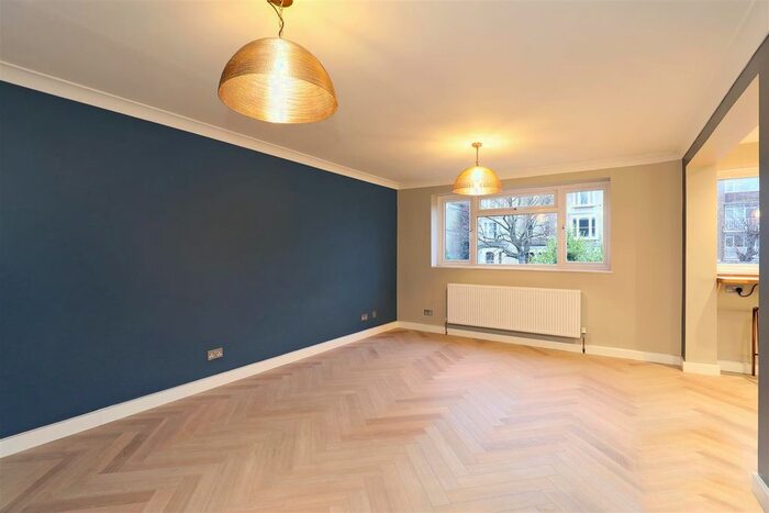 2 Bedroom Flat To Rent In Putney Hill, London, SW15