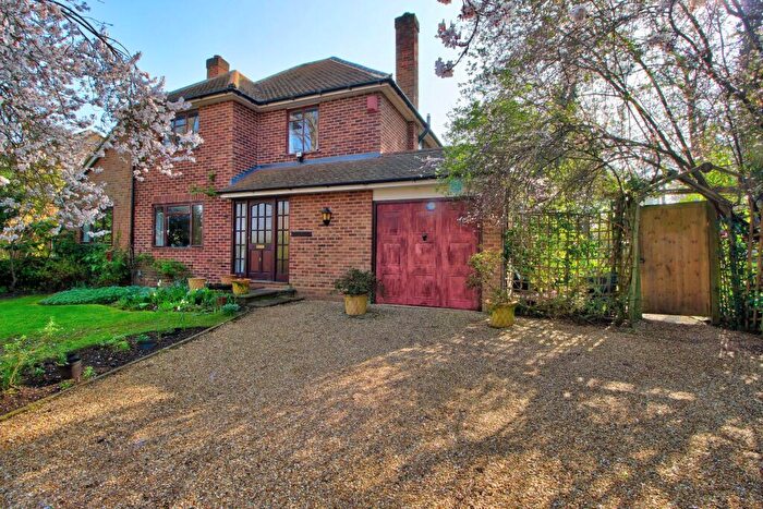 4 Bedroom Detached House For Sale In Chestnut Avenue, Wokingham, RG41