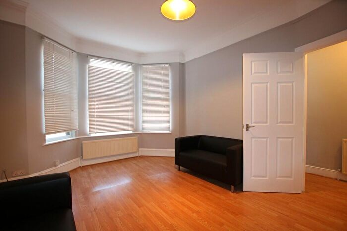 3 Bedroom Flat To Rent In Temple Road, Cricklewood, NW2