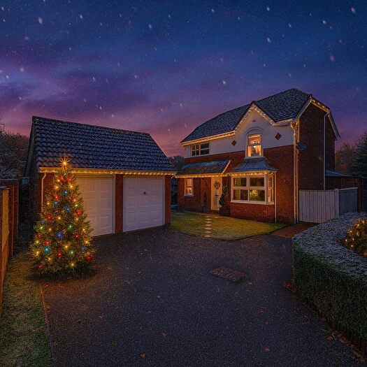 4 Bedroom Detached House For Sale In Highgate Close, Norton, WA7