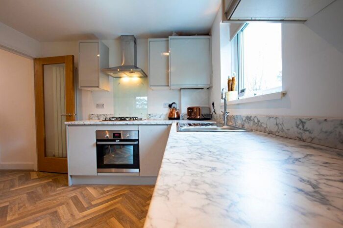 3 Bedroom Flat To Rent In Seymour Close, Selly Park, Birmingham, B29