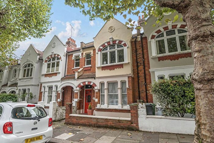 3 Bedroom Flat To Rent In Niton Street, Crabtree Estate, London, SW6