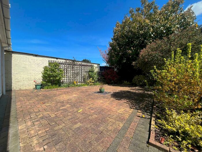 3 Bedroom Detached Bungalow For Sale In Mixes Hill Road, Stopsley, Luton, Bedfordshire, LU2