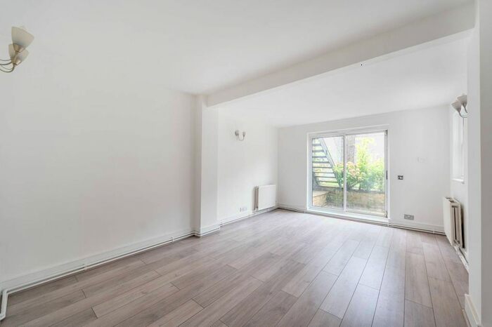 3 Bedroom Flat To Rent In Colville Road, Westbourne Grove, London, W11