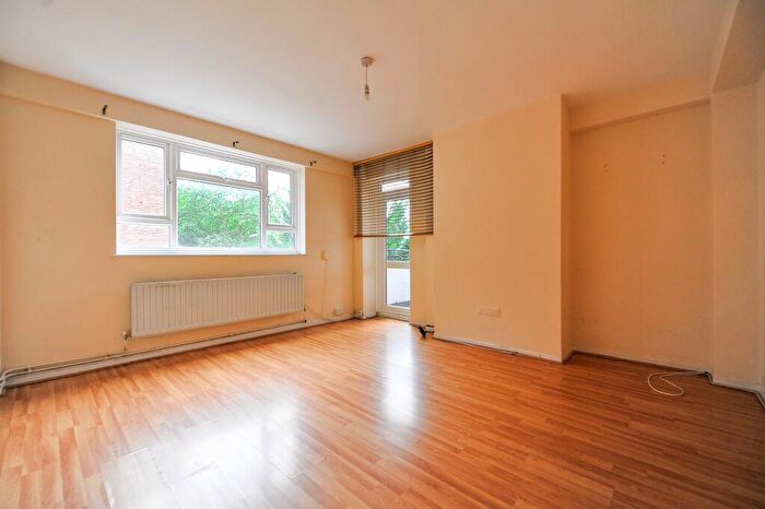 3 Bedroom Flat To Rent In Kingston Hill, Kingston, KT2