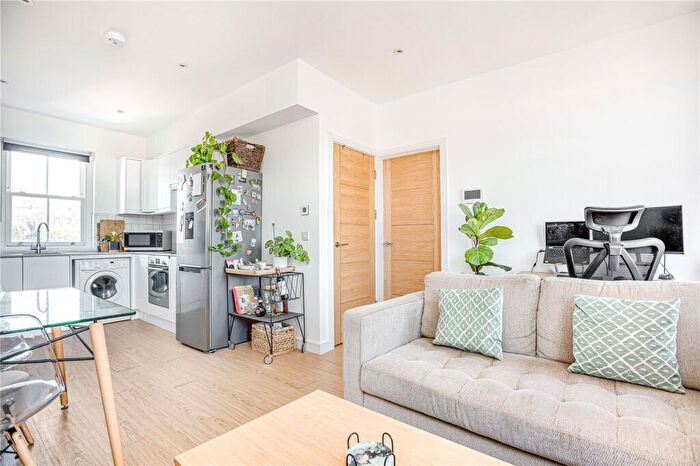 2 Bedroom Flat To Rent In Northcote Road, Between The Commons, SW11