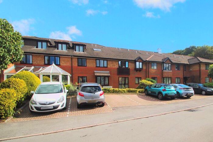 2 Bedroom Flat For Sale In Chestnut Lodge, Southampton, SO16