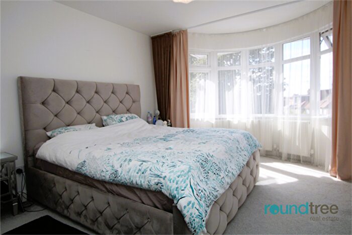 4 Bedroom Flat To Rent In St. Marys Crescent, Hendon, NW4