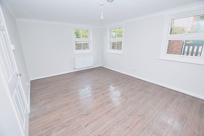 1 Bedroom Flat To Rent In Pine Grove, Penenden Heath, Maidstone, ME14