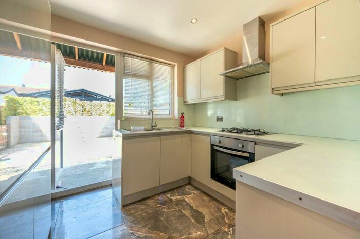 4 Bedroom Semi-Detached House To Rent In Barking, Barking, IG11