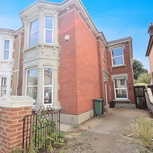 4 Bedroom Semi-Detached House To Rent In Exeter Road Silver Sub, Southsea, Hampshire, PO4