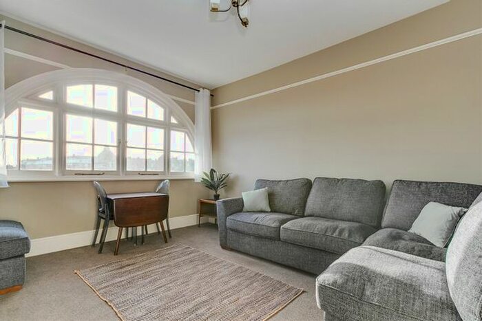 2 Bedroom Flat For Sale In Argyll Mansions, Bishops King's Road, W14