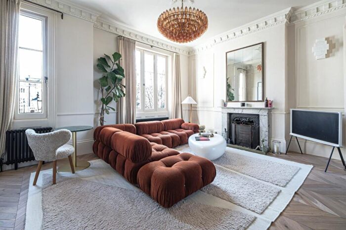 4 Bedroom Terraced House To Rent In Lonsdale Square, Islington, N1