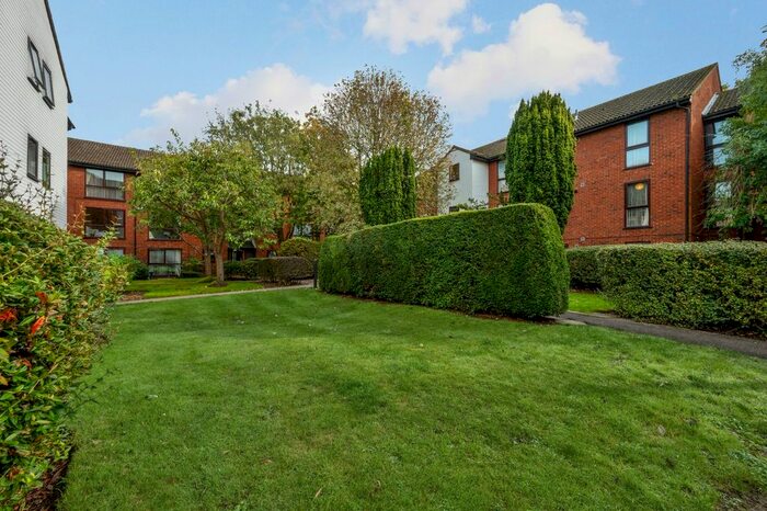 1 Bedroom Flat For Sale In Laleham Road, Shepperton, Surrey, TW17