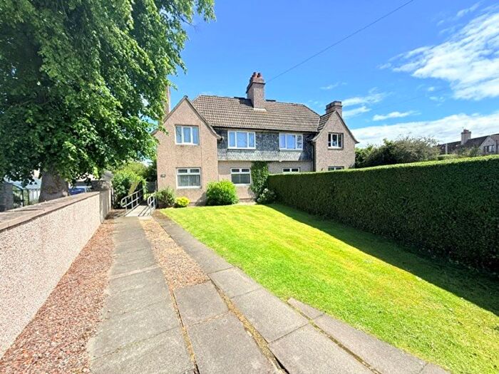 3 Bedroom Semi-Detached House For Sale In Norval Place, Rosyth, KY11