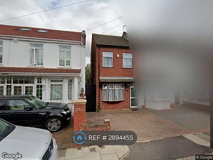 4 Bedroom Semi-Detached House To Rent In Inglehurst Gardens, Ilford, IG4