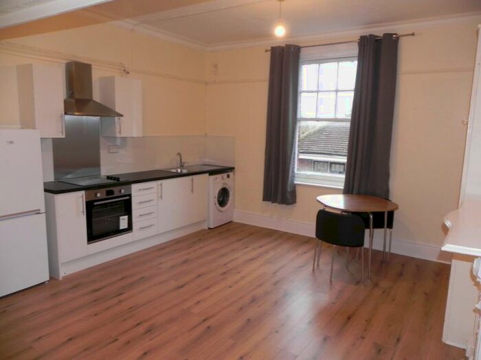 Flat To Rent In Clandon Road, Guildford, GU1