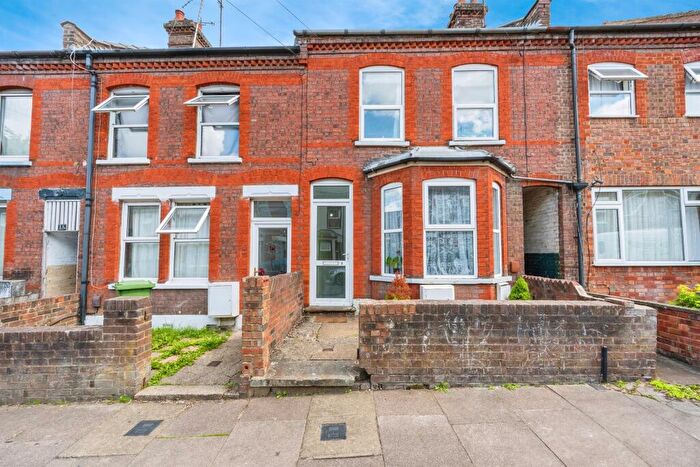 3 Bedroom Terraced House For Sale In Chiltern Rise, Luton, LU1