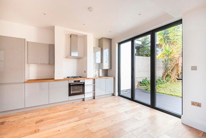 2 Bedroom Flat To Rent In Dorothy Road, Clapham Junction, SW11