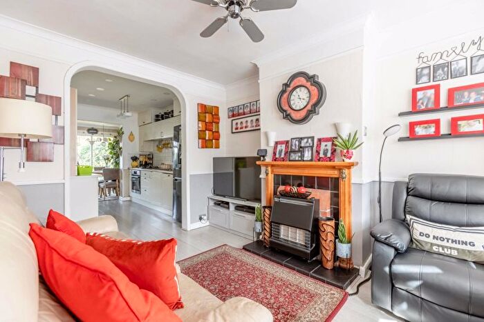 2 Bedroom Semi-Detached House For Sale In Grays Road, Slough, SL1