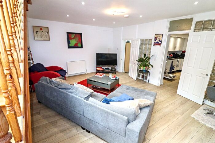 3 Bedroom Flat To Rent In Hornsey Road, Islington, London, N19