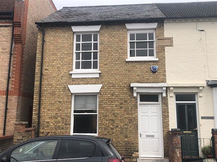 3 Bedroom Semi-Detached House To Rent In Grove Place, Bedford, MK40