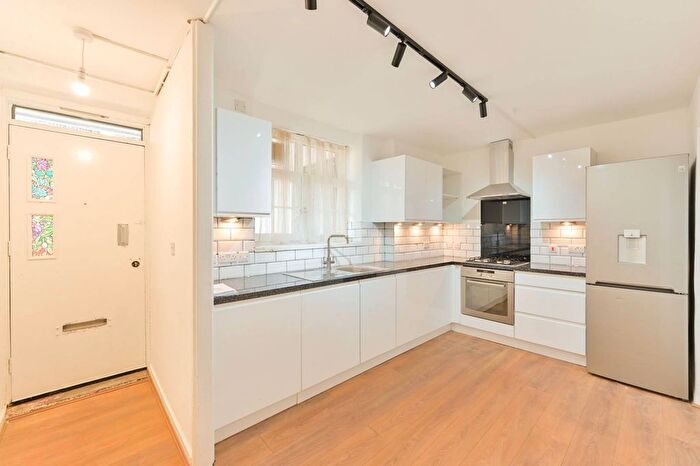 1 Bedroom Flat To Rent In Clayton Street, Oval, London, SE11