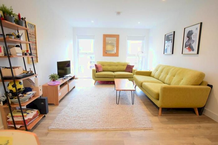 2 Bedroom Flat To Rent In Clapham Road, London, SW9