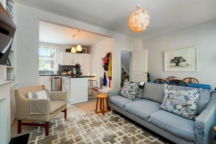 2 Bedroom Flat To Rent In Clovelly Road, London, W4