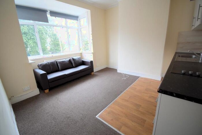 3 Bedroom Flat To Rent In Bell Lane, Hendon, London, NW4