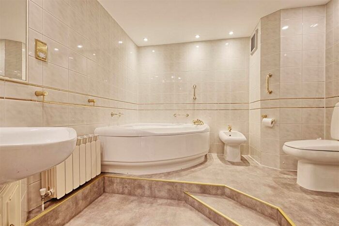 3 Bedroom Flat To Rent In Redwood Lodge, Grange Road, Cambridge, CB3