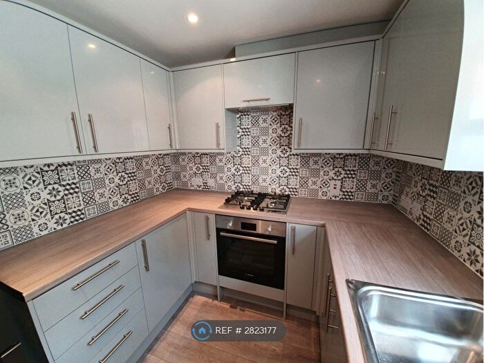 3 Bedroom Flat To Rent In Lindley House, London, W3