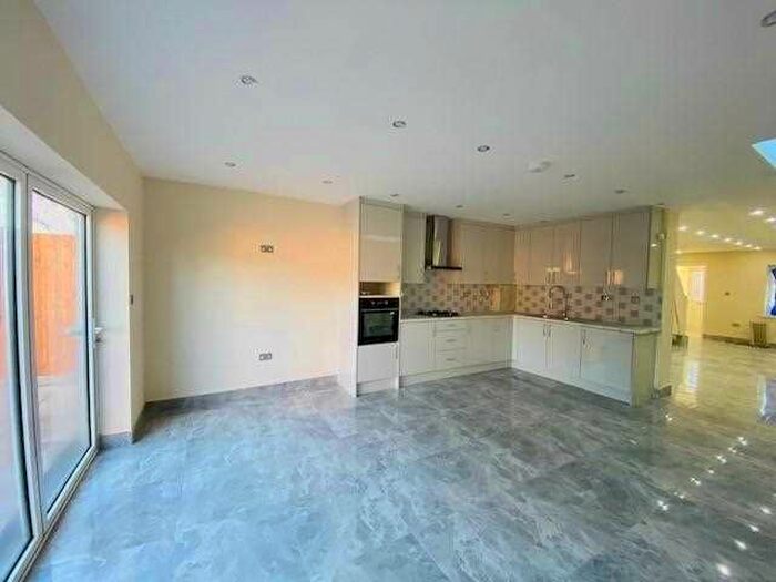 4 Bedroom Semi-Detached House To Rent In Canterbury Avenue, Slough SL2