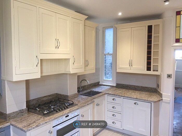 2 Bedroom Flat To Rent In Limes Avenue, London, N12