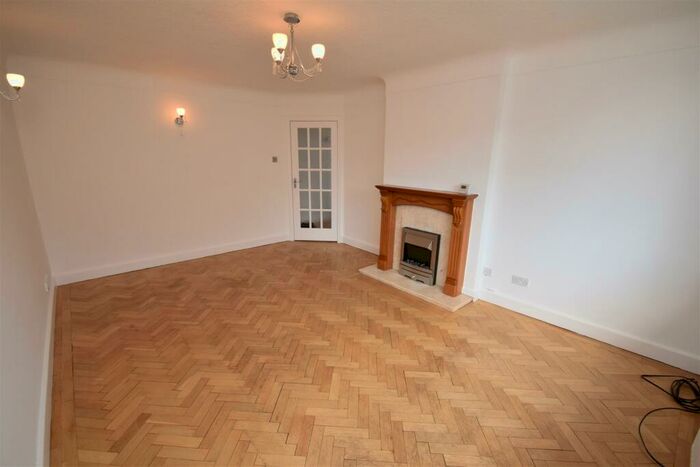 2 Bedroom Apartment To Rent In Castlemount, Heswall, CH60