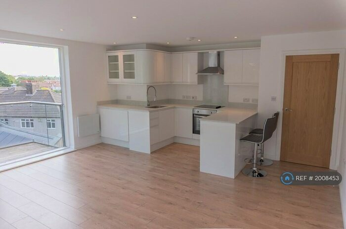 2 Bedroom Flat To Rent In Station Approach South, Welling, DA16