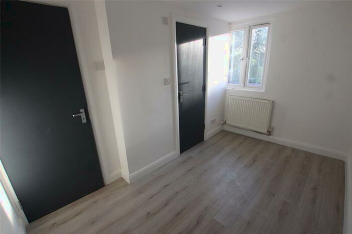 8 Bedroom House To Rent In Tomswood Hill, Ilford, IG6