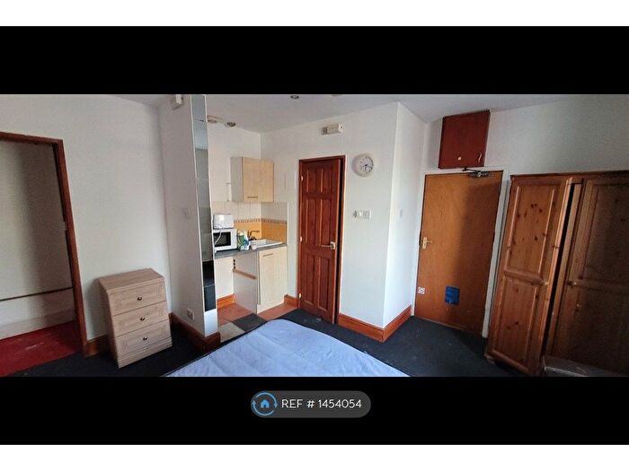 Studio To Rent In Bloxwich Road, Walsall, WS3