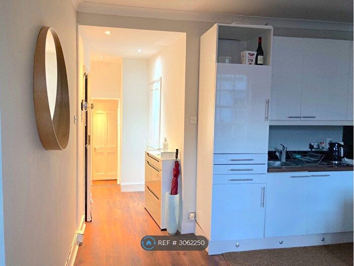 2 Bedroom Flat To Rent In Fulham Palace Road, London, W6