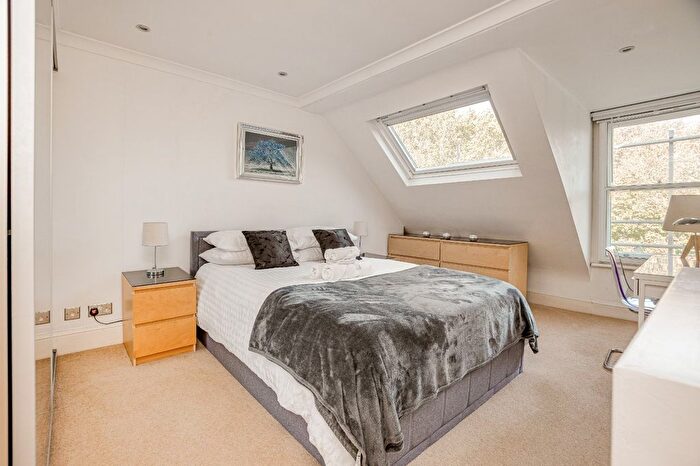 3 Bedroom Flat To Rent In Petersham Road, Richmond, TW10