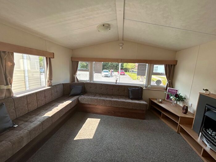 2 Bedroom Mobile/park Home For Sale In Southfield Lane, Tunstall, Hull, HU12